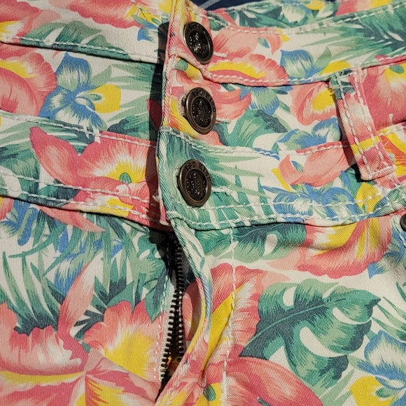 Hawaiian Print Shorts - Picture 4 of 5